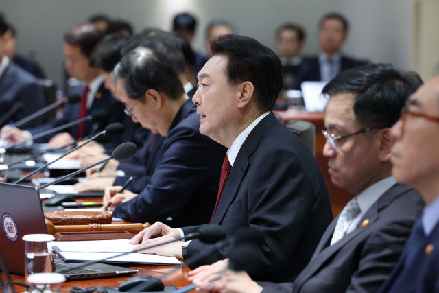 윤석열 대통령이 19일 서울 용산 대통령실 청사에서 열린 국무회의에서 발언하고 있다. 연합뉴스